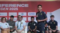 Pemain Oxford United, Marselino Ferdinan, berbicara pada sesi konferensi pers Piala Presiden 2025 di SCTV Tower, Jakarta Pusat, pada Jumat (4/7/2025).(Bola.com/Muhamad Iqbal Ichsan)
