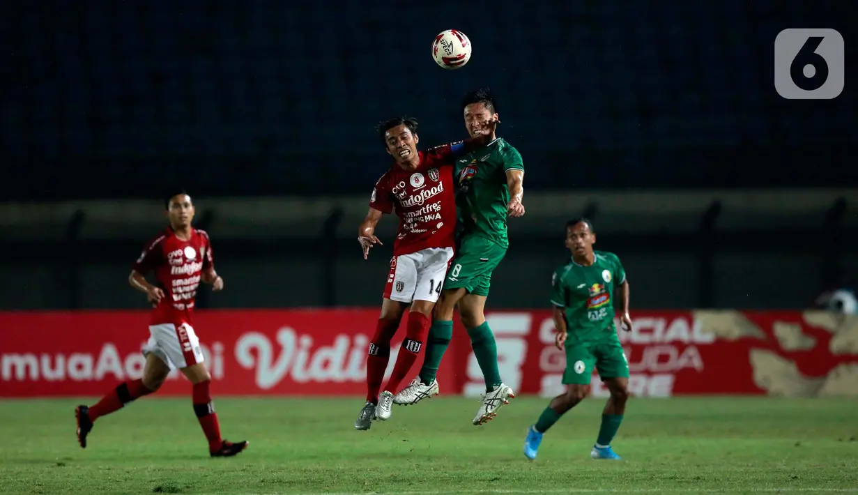 Pemain PS Sleman Arthur Daniel Irawan (tengah) duel udara dengan pemain Bali United, Fadil dalam pertandingan perempat final Piala Menpora 2021 di Stadion Si Jalak Harupat, Bandung. Senin (12/4/2021).  PS Sleman mengalahkan Bali United 4-2 lewat adu penalti. (Bola.com/Ikhwan Yanuar)
