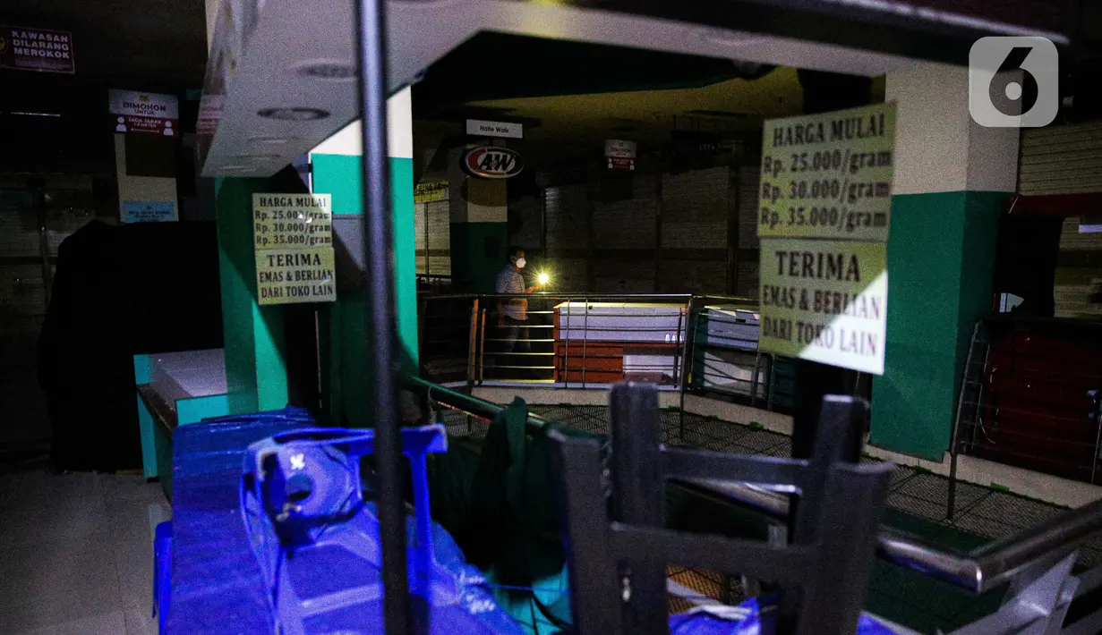 Petugas mengecek kondisi tenant tutup di Mall PGC Cililitan, Jakarta, Selasa (27/7/2021). Menurut keterangan pedagang, pemerintah harus memberikan perhatian kepada para pedagang dan pelaku UMKM di mal dan pusat perbelanjaan seiring diperpanjangnya PPKM Level 4. (Liputan6.com/Faizal Fanani)