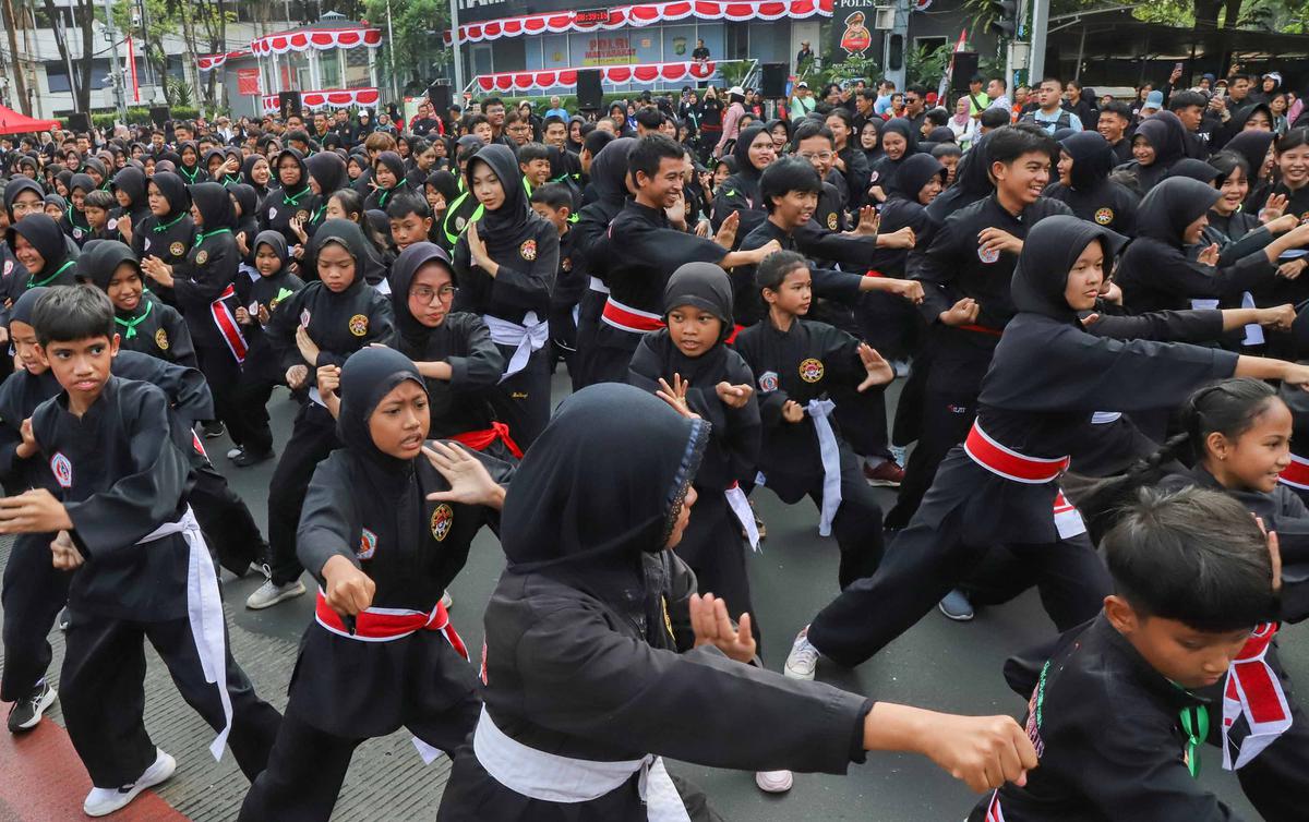 Flash Mob 6.000 Pesilat di Bunderan HI