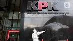 Petugas menyemprotkan cairan disinfektan di salah satu dinding Gedung Merah Putih KPK, Jakarta, Kamis (24/6/2021). Setelah 36 pegawainya terkonfirmasi positif Covid-19, KPK melakukan pembatasan kerja hingga Jumat (25/6) sebagai langkah tanggap pencegahan penyebaran. (Liputan6.com/Helmi Fithriansyah)