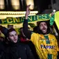 Mantan bintang FC Nantes, Emiliano Sala dikabarkan meninggal dunia usai pesawat yang ditumpanginya hilang dari kontak, selasa (22/1). Hal tersebut membuat pendukung FC Nantes larut dalam rasa duka. (AFP/Loic Venance)