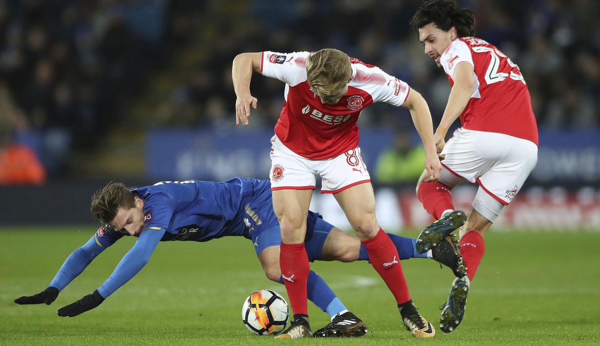 Pemain Leicester City, Adrien Silva (kiri) berebut bola dengan dua pemain Fleetwood Town pada babak ketiga Piala FA di King Power Stadium, Leicester, (16/1/2018). Leicester City menang 2-0. (Nick Potts/PA via AP)