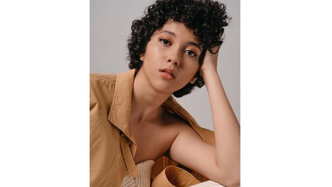 Kerap Tampil Tomboy, Ini 6 Potret Sitha Marino dengan Makeup Tebal (sumber: Instagram.com/kite.entertainment)