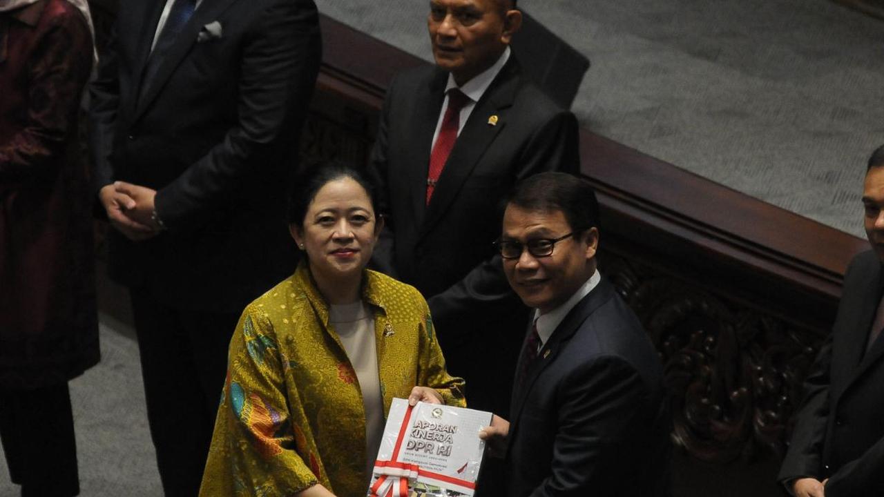 Momen saat Ketua DPR RI Puan Maharani menyerahkan laporan kinerja DPR kepada mantan Ketua DPR periode 2004-2009 Agung Laksono dalam rapat paripurna memperingati HUT ke-78 DPR RI di kompleks Parlemen, Senayan.