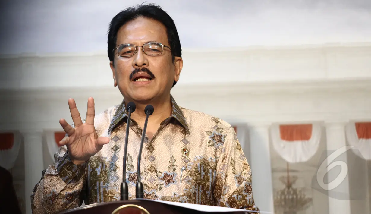 Menko Perekonomian Sofyan Djalil memberi keterangan pers usai menghadiri rapat terbatas di Kantor Presiden, Jakarta, Senin (16/3/2015). Pemerintah mengumumkan paket kebijakan ekonomi untuk memperkuat nilai tukar rupiah. (Liputan6.com/Faizal Fanani)