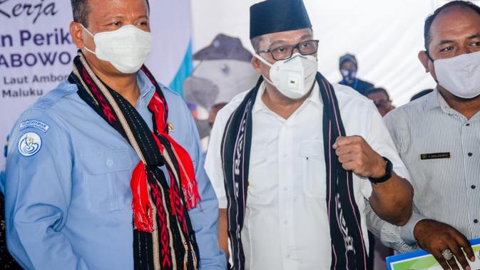 Menteri Keluatan dan Perikan Edhy Prabowo bersama Gubernur Maluku Murad Ismail, saat mengunjungi tempat budidaya ikan di   Balai Perikanan Budidaya Laut (BPBL) Ambon, Minggu 30 Agustus 2020