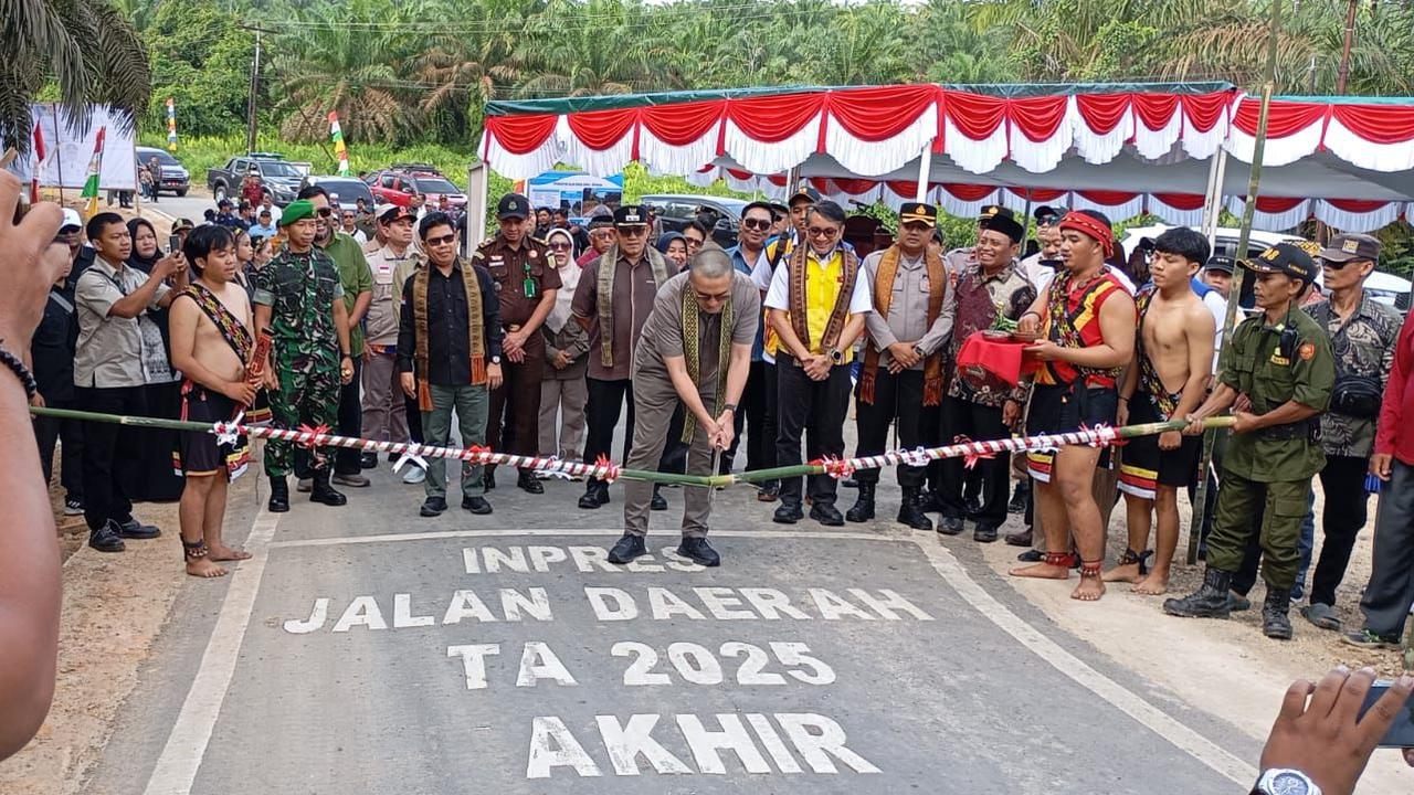 Kades di Sambas Teteskan Air Mata, Jalan Didamba 38 Tahun Akhirnya Diresmikan