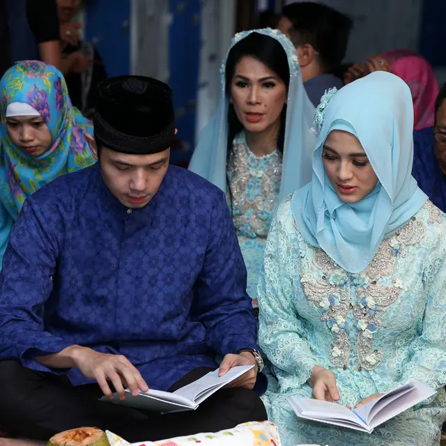 Biru Jadi Tema Aqiqah Anak Dude Harlino Dan Alyssa Soebandono News Entertainment Fimela Com