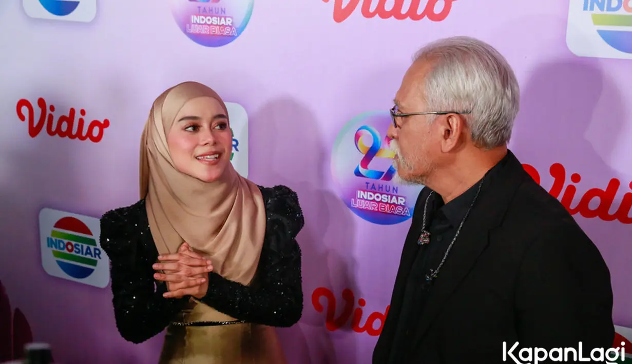 Ditemui usai panampilannya di Studio 6 Emtek City, Daan Mogot, Jakarta Barat, Rabu (10/1) malam, Iwan Fals membagikan keseruannya berduet dengan pedangdut Lesti Kejora.  [KapanLagi.com®/Muhammad Akrom Sukarya]