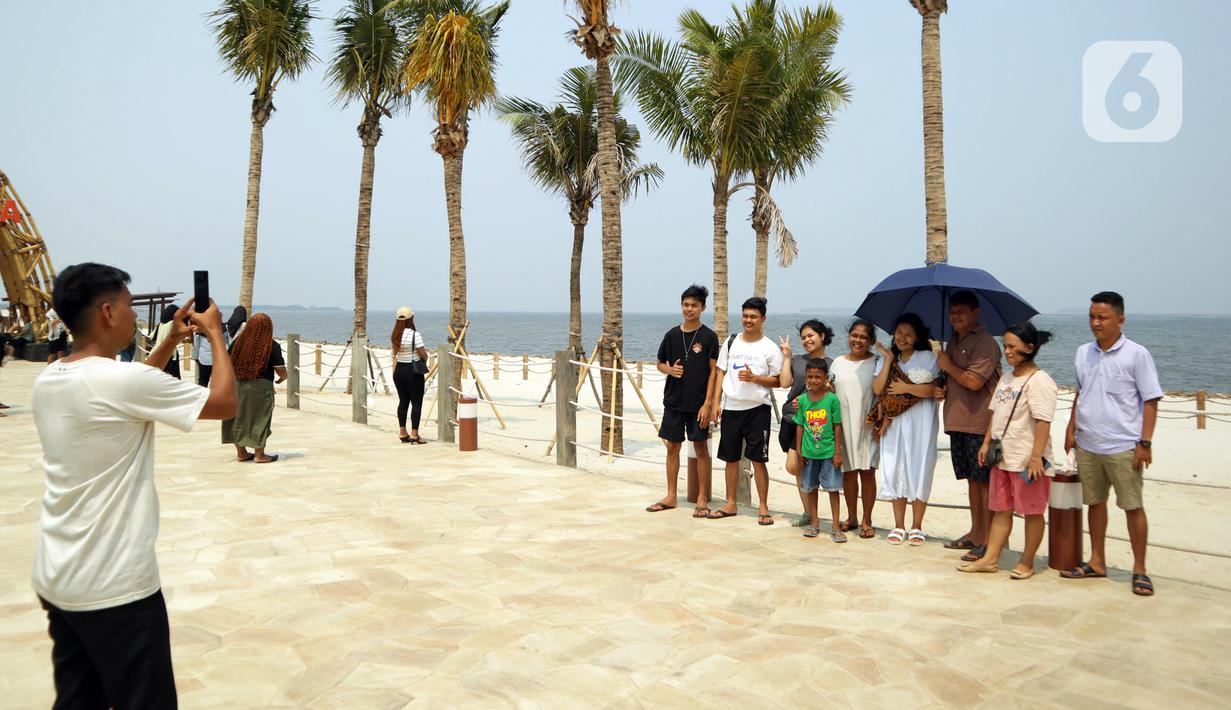 Destinasi wisata Aloha PIK 2 menjadi salah satu tempat unik berkonsep kuliner sambil menikmati keindahan laut dan pasir putih. (merdeka.com/Arie Basuki)