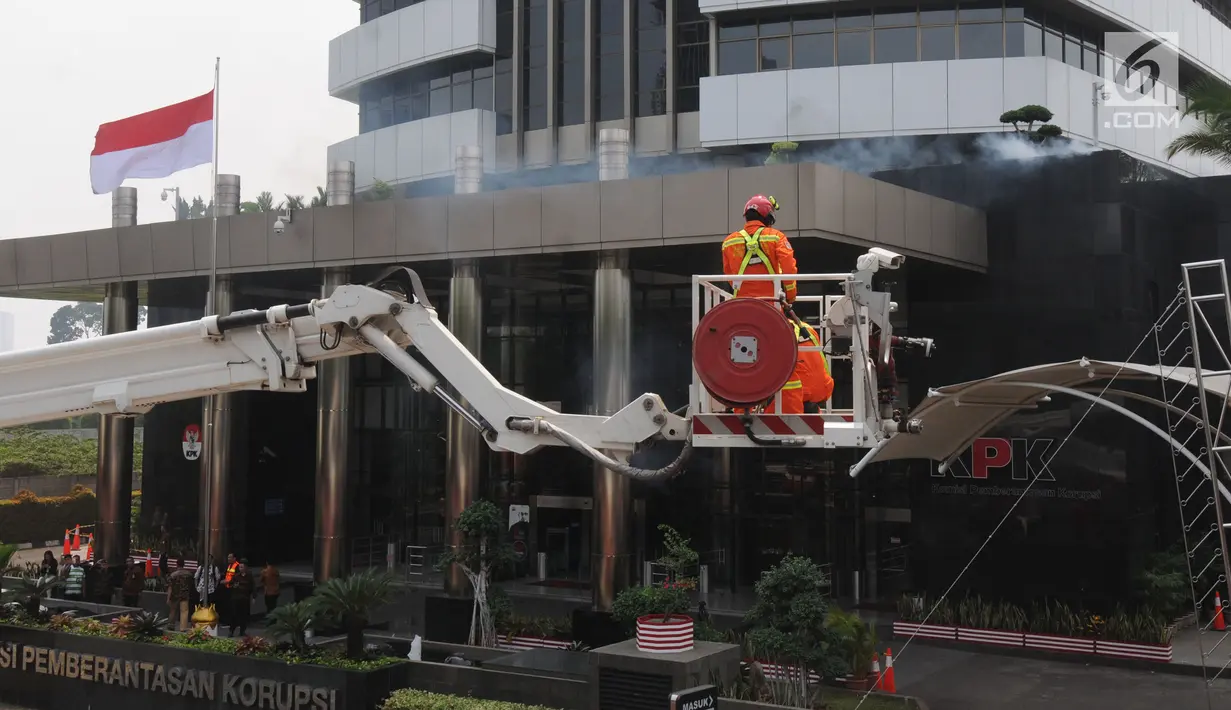 Petugas pemadam kebakaran memadamkan api saat simulasi penanggulangan kebakaran di gedung KPK, Jakarta, Jumat (14/9). Kegiatan itu untuk memberikan pelatihan dan edukasi kepada seluruh pegawai yang berada di gedung KPK (Merdeka.com/Dwi Narwoko)