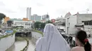 Warga melihat banjir yang merendam Underpass Senen, Jakarta, Selasa (25/2/2020). Hujan deras yang mengguyur Ibu Kota sejak dini hari tadi menyebabkan Underpass Senen terendam banjir setinggi dua meter sehingga mengakibatkan akses Cempaka Putih-Pasar Senen terputus. (merdeka.com/Iqbal Nugroho)