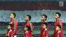 Suporter membentangkan bendera raksasa jelang menyaksikan laga Indonesia U-23 melawan Bahrain pada PSSI Anniversary 2018 di Stadion Pakansari, Kab Bogor, Jumat (27/4). Indonesia kalah 0-1. (Liputan6.com/Helmi Fithriansyah)