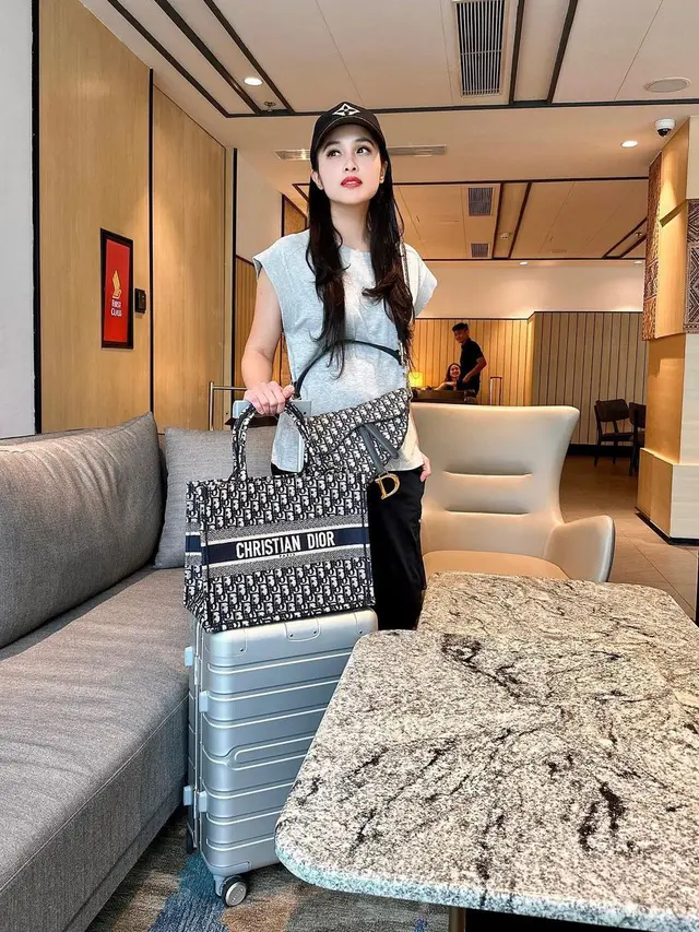 Dikenal Tajir Melintir, 6 Potret Koleksi Tas Mewah Sandra Dewi yang Capai Ratusan Juta