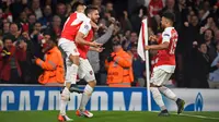 Penyerang Arsenal, Olivier Giroud (tengah) melakukan selebrasi usai mencetak gol kegawang Muenchen pada pertandingan liga Champions di Emirates Stadium, London, Inggris  (20/10/15). Arsenal menang atas Muenchen dengan skor 2-0. (Reuters/Dylan Martinez)