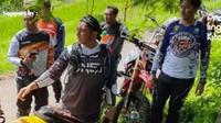 Ilustrasi aksi anggota komunitas motor di hutan. ©YouTube/Liputan6