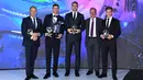 Penyerang Bayern Munchen, Robert Lewandowski (kedua kiri) berpose dengan Hans-Dieter Flick, Manuel Neuer, Karl-Heinz Rummenigge dan Pembela Joshua Kimmich usai menerima penghargaan Pemain Terbaik UEFA dalam acara UEFA Awards di Genewa, Swiss (1/10/2020). (Harold Cunningham / AFP / UEFA)