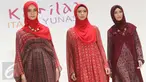 Model mengenakan busana muslim label Kamilaa karya desainer Itang Yunasz di Pasar Blok B Tanah Abang, Jakarta, Kamis (9/3). Dalam koleksinya, Itang memberi sentuhan tenun dari beberapa daerah. (Liputan6.com/Immanuel Antonius)