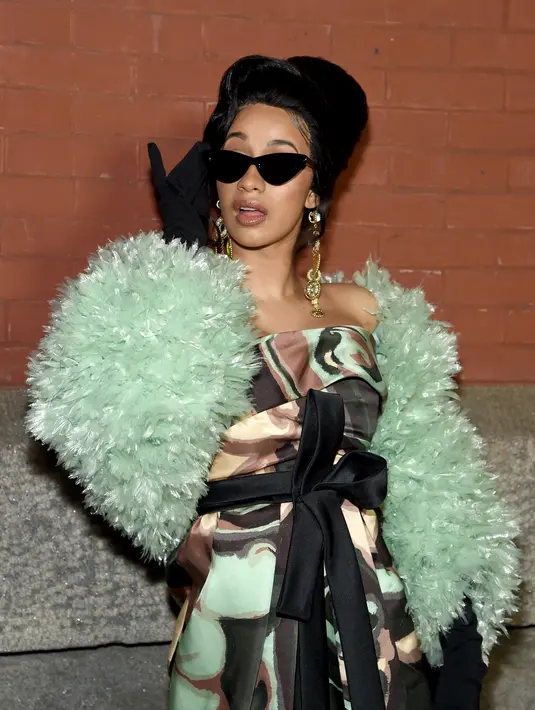 Cardi B sering banget foto dengan gaya mangap atau menjulurkan lidah. (JAMIE MCCARTHY/GETTY IMAGES NORTH AMERICA/AFP)