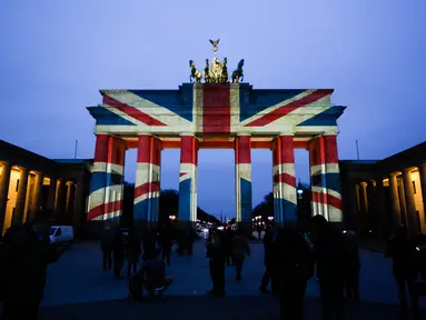 Gerbang Brandenburg diterangi warna bendera kebangsaan Inggris sebagai bentuk turut berduka cita atas teror London, di ibu kota Jerman, Berlin, Kamis (23/3). Aksi penyerangan di dekat parlemen Inggris itu menewaskan lima orang. (AP Photo/Markus Schreiber)