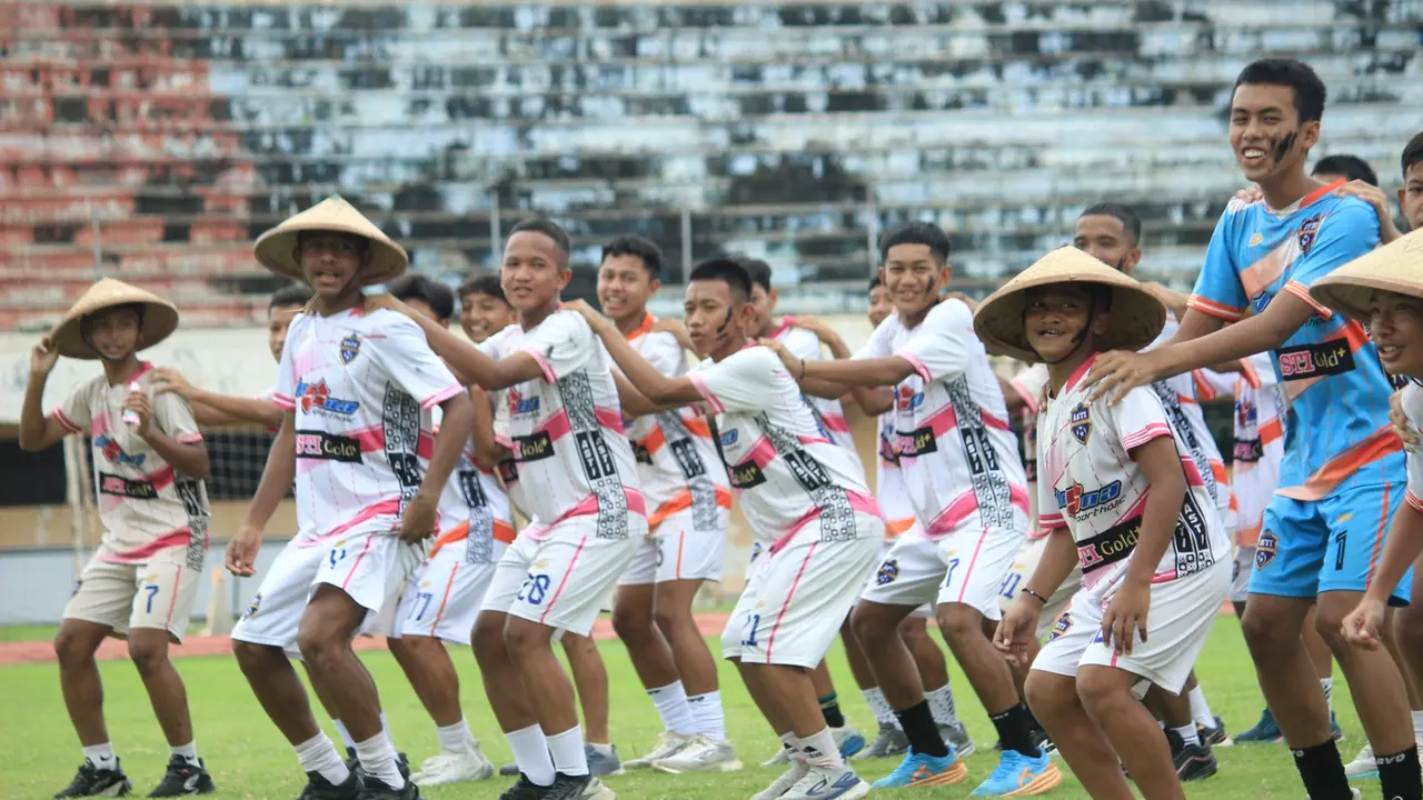 Menapaki usia 6 tahun ASTI unjuk gigi di Stadion Utama Kendal yang dihadiri ribuan siswa dan Forkompinda Kendal. (Liputan6.com/Arief Pramono)