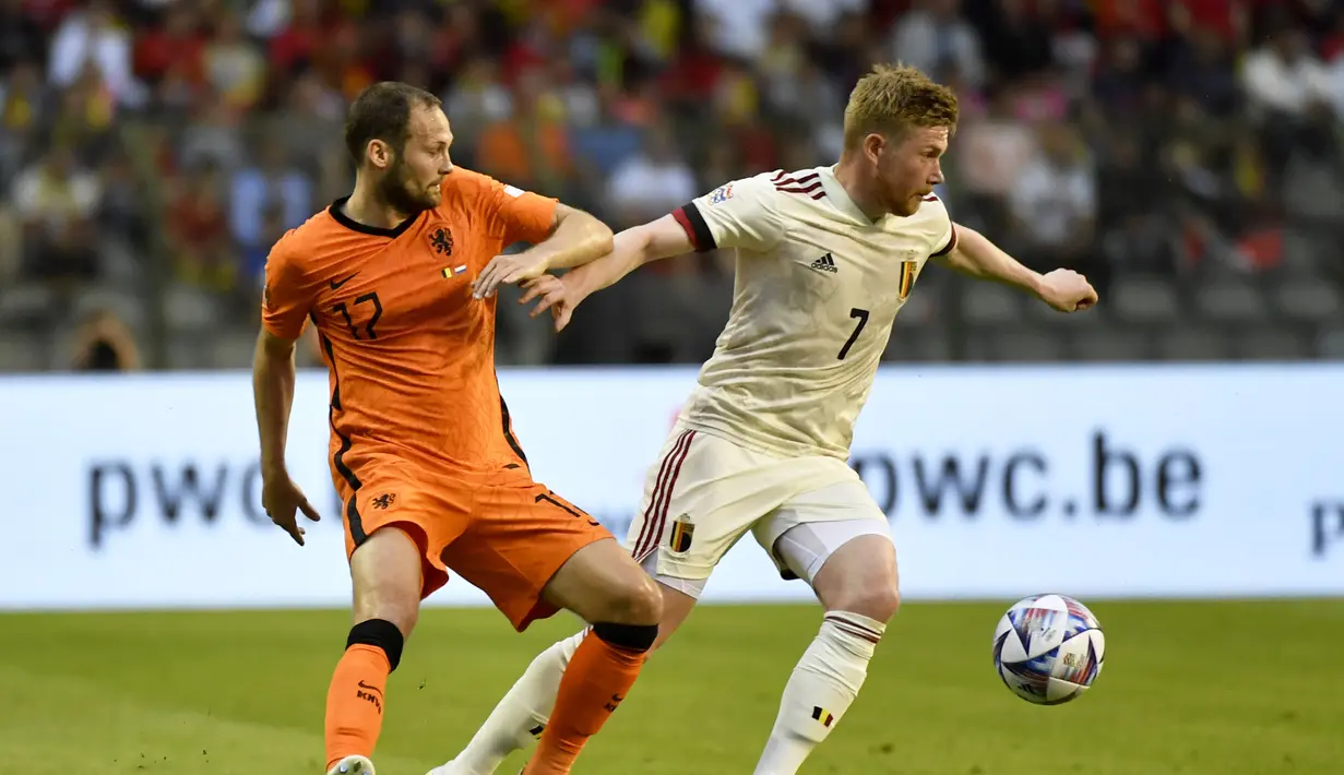Bek timnas Belanda Daley Blind berebut bola dengan gelandang Belgia Kevin De Bruyne pada matchday pertama Grup D Liga A UEFA Nations League 2022/2023 di Stadion Raja Baudouin, Sabtu (4/6/2022) dini hari WIB. Belanda sukses menghajar Belgia dengan skor telak 4-1. (AP Photo/Geert Vanden Wijngaert)