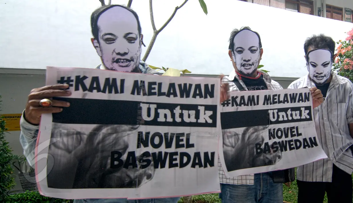 Sejumlah warga menggelar aksi dukungan untuk penyidik KPK Novel Baswedan saat sidang praperadilan di PN Jakarta Selatan, Jumat (29/5/2015). Aksi tersebut sebagai bentuk dukungan terhadap Novel dan mengecam Bareskrim Polri. (Liputan6.com/Yoppy Renato)