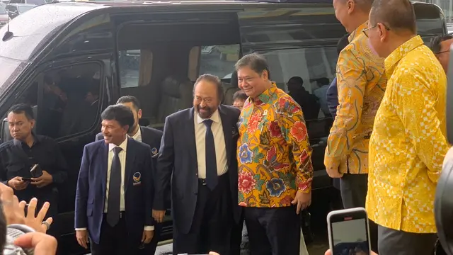 Kedatangan Surya Paloh di Kantor DPP Golkar disambut Ketua Umum Partai Golkar Airlangga Hartarto.