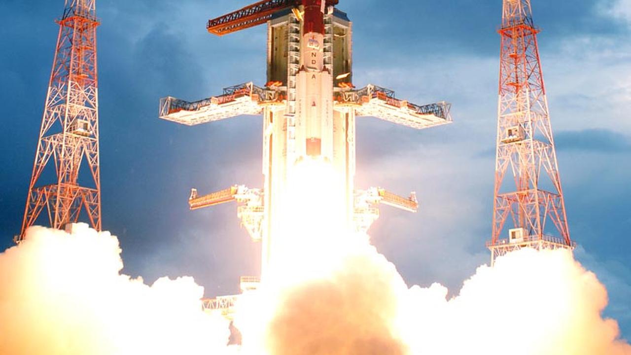 Wahana antariksa nirawak Chandrayaan-1 lepas landas dari landasan peluncuran di Sriharikota di India selatan. (ISRO)