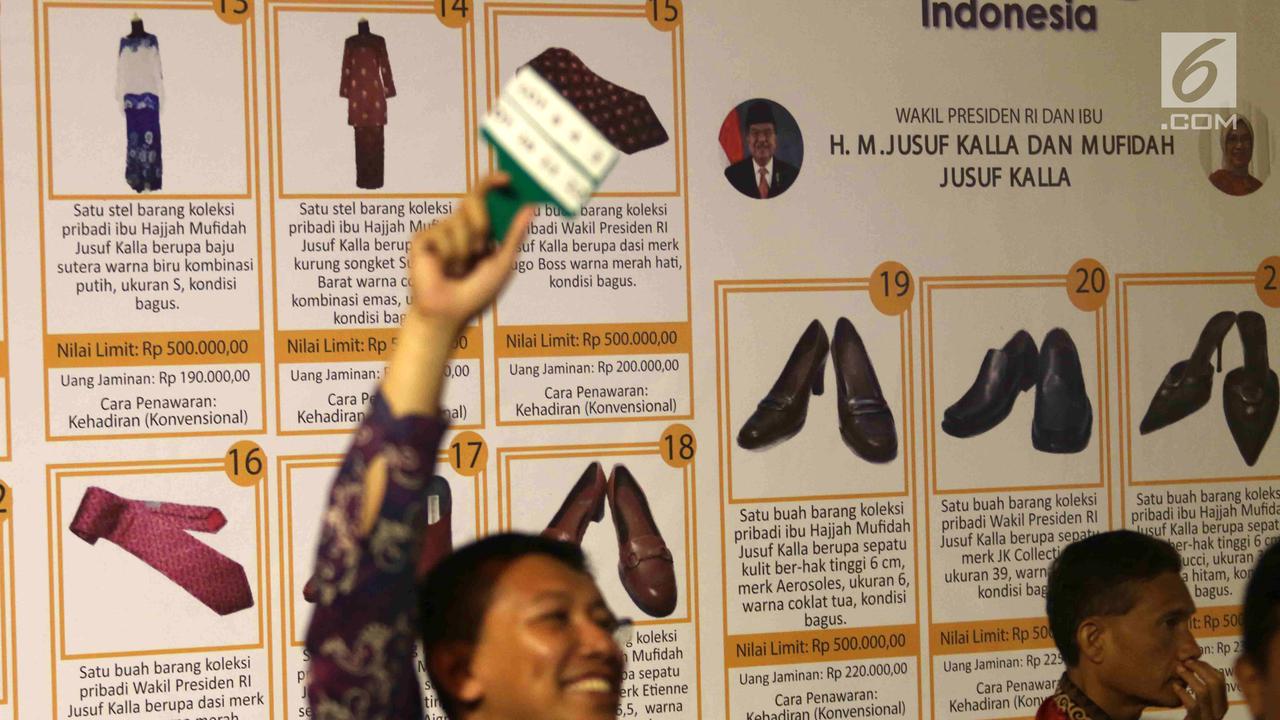 Antusiasme Pembeli Berburu Lelang Barang Koleksi Pejabat