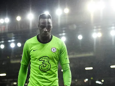 Kiper Chelsea, Edouard Mendy, saat pertandingan melawan Manchester United pada laga Liga Inggris di Stadion Old Trafford, Minggu (25/10/2020). Kedua tim bermain imbang 0-0. (Oli Scarff/Pool via AP)