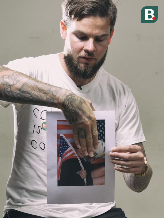 Danny Guthrie pesepakbola asal Inggris eks Liverpool dan Newcastle United terkejut saat Bola.com memperlihatkan fotonya dirinya saat remaja bersama Manchester United, Sabtu (24/2/2018). (Bola.com/Peksi Cahyo)