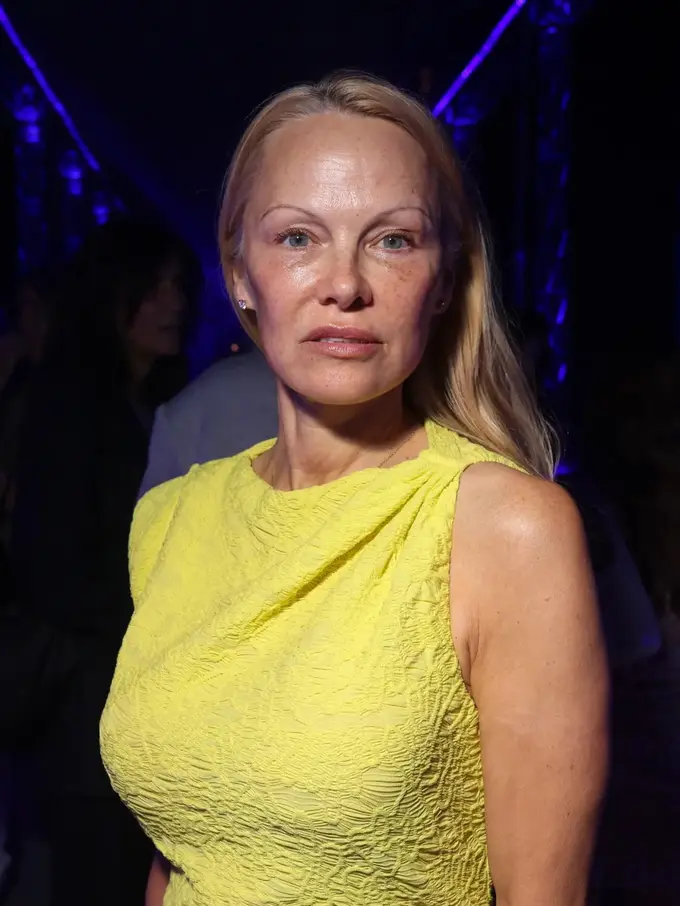 Pamela Anderson Tampil Tanpa Makeup di Paris Fashion Week