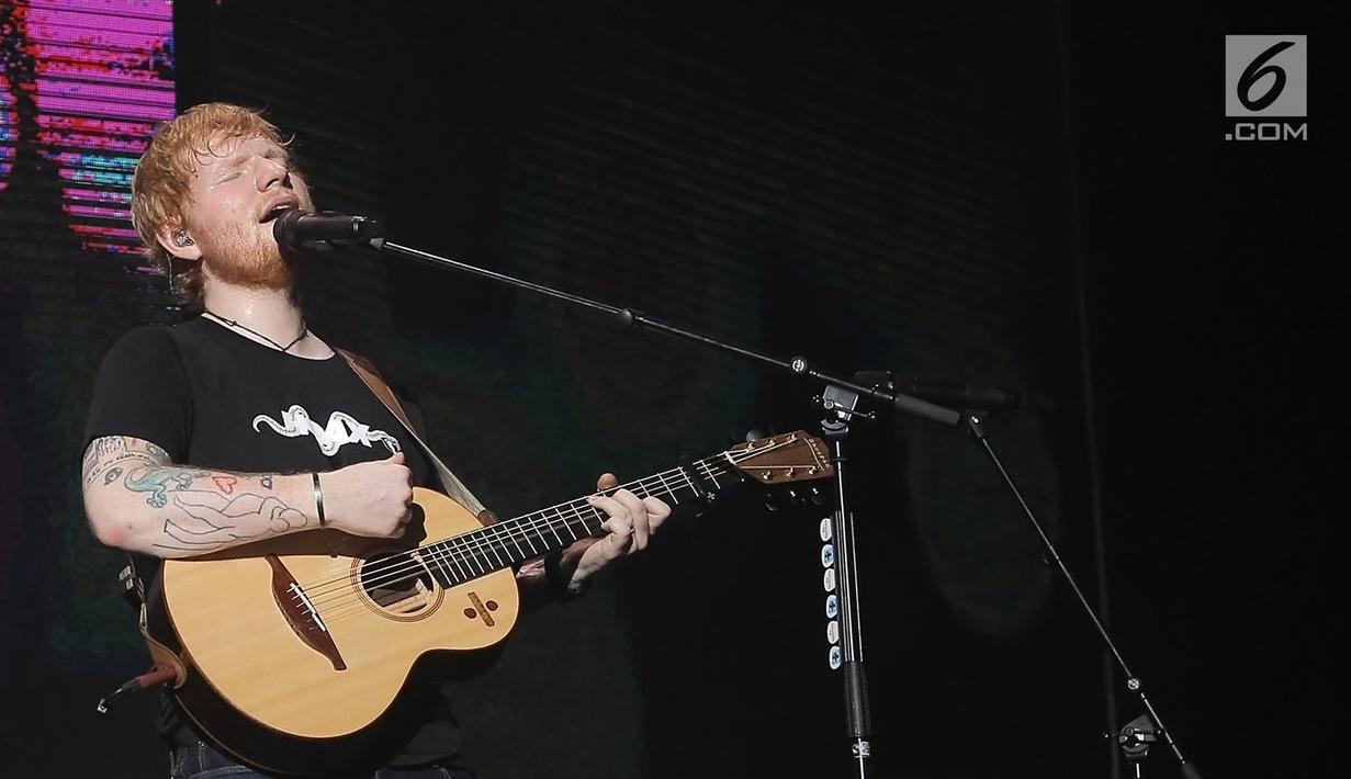 Penyanyi asal Inggris, Ed Sheeran menyapa penggemarnya selama konser Divide World Tour 2019 di Stadion Utama Gelora Bung Karno, Jakarta Pusat (3/5/2019). Ed Sheeran membawakan beberapa lagu andalan antara lain Photograph, Thinking Out Loud, Shape of You, dan Perfect. (Fimela.com/Bambang E. Ros)