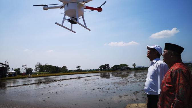 Canggih! Petani Kini Gunakan Drone Guna Bantu Proses Pertanian