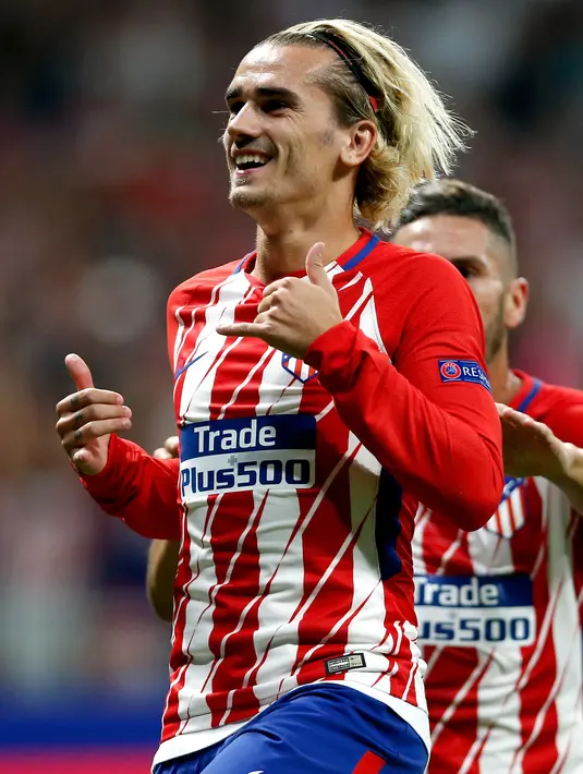 Penyerang Atletico Madrid, Antoine Griezmann melakukan selebrasi usai mencetak gol ke gawang Chelsea pada grup C Liga Champions di stadion Wanda Metropolitano, Spanyol, (27/9). Chelsea menang tipis 2-1 atas Atletico Madrid. (AP Photo/Francisco Seco)