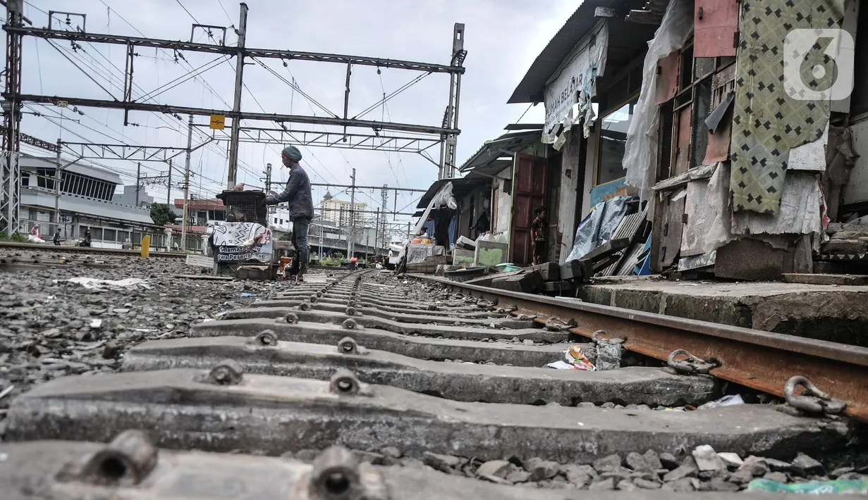 Aktivitas warga di permukiman bantaran rel kereta di kawasan Pademangan, Jakarta Utara, Kamis (16/3/2023). (merdeka.com/Iqbal S Nugroho)