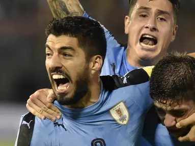 Striker Uruguay, Luis Suarez, merayakan gol yang dicetak oleh Federico Valverde ke gawang Paraguay pada laga kualifikasi piala dunia 2018 di Stadion Defensores del Chaco, Rabu (6/9/2017). Uruguay menang 2-1 atas Paraguay. (AFP/Daniel Duarte)