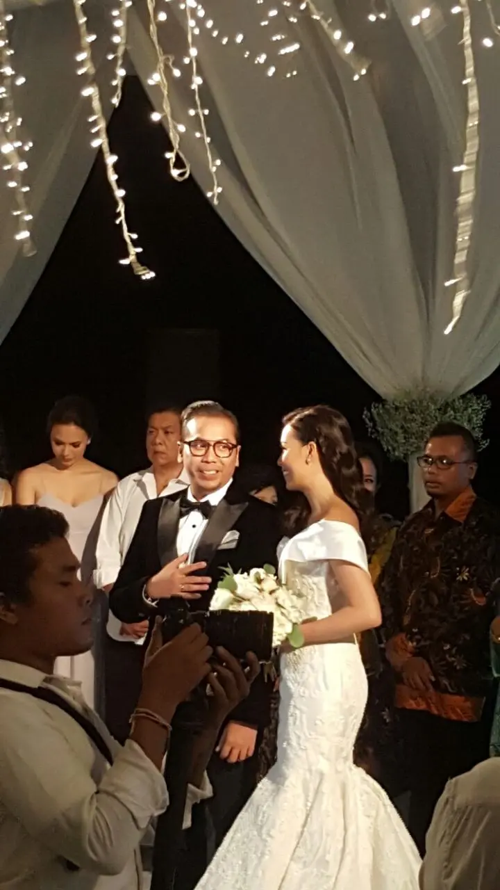 Sammy Simorangkir dan Viviane saat resepsi pernikahan (Reza/Vidio.com)
