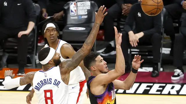 Aksi Pemain Suns Devin Booker (no 1) saat melawan Clippers di final Wilayah Barat NBA