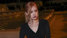 Rose Blackpink di fashion show YSL. (Foto: Vianney Le Caer/Invision/AP)