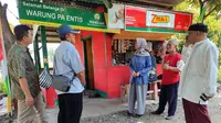 Entis menerima bantuan ZMart BAZNAS RI yang berkolaborasi dengan BAZNAS Kabupaten Bandung. (Istimewa)