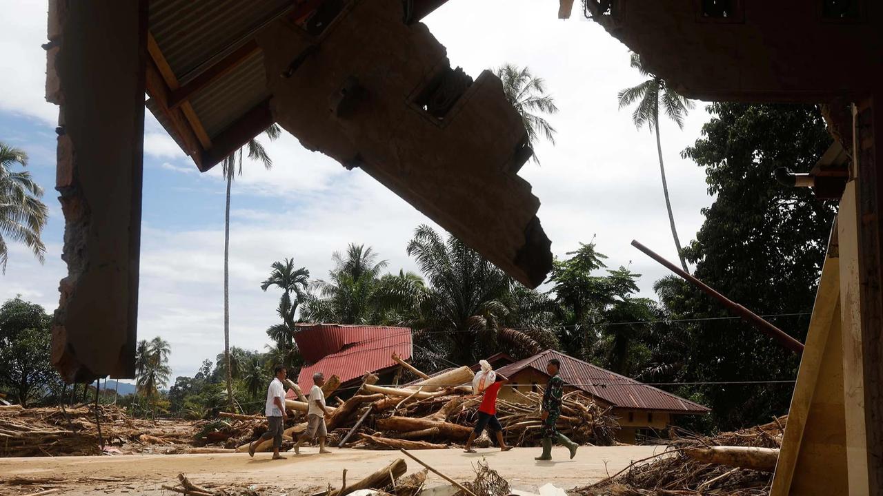 FOTO: Potret Kayu Gelondongan Hancurkan Rumah dan Fasilitas Warga
