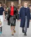 Miu Miu mempersembahkan koleksi Spring Summer 2025 selama Paris Fashion Week, yang kembali membawa para tamu ke rumahnya di Palais D'Iena. Koleksinya merupakan gabungan dari segala sesuatu yang kami sukai dari Miu Miu, keceriaan, kemudaan, dan kepekaan trendi yang menyenangkan