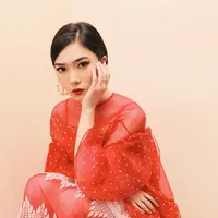 Meskipun sudah tampil dari panggung ke panggung, namun rasa grogi saat sebelum tampil nampaknya wajar-wajar saja. Nah, Isyana sendiri pun menyiasatinya dengan kegiatan di belakang panggung. (Instagram/isyanasarasvati)