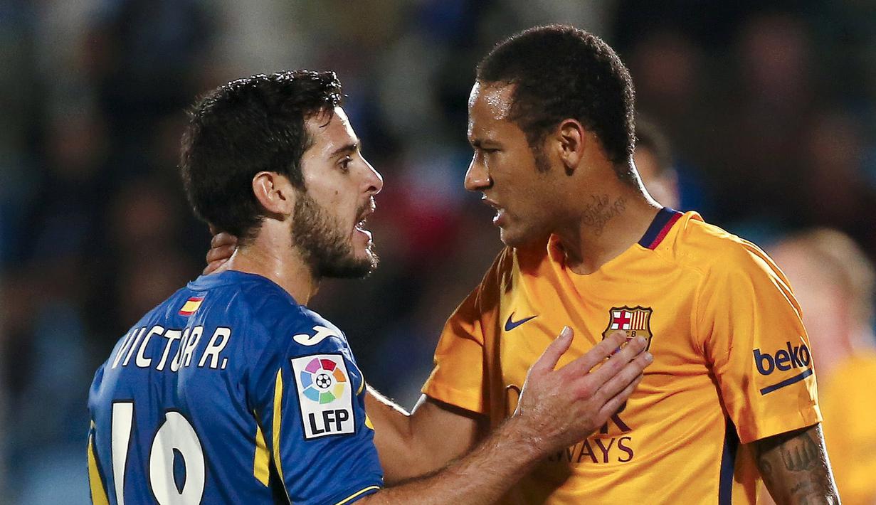 Pemain Barcelona Neymar (kanan) beradu mulut dengan pemain Getafe Victor Rodriguez  dalam lanjutan La Liga Spanyol di Stadion Coliseum Alfonso Perez,  Getafe, Madrid, Sabtu (31/10/2015) Barcelona menang 2-0. (REUTERS/Andrea Comas)