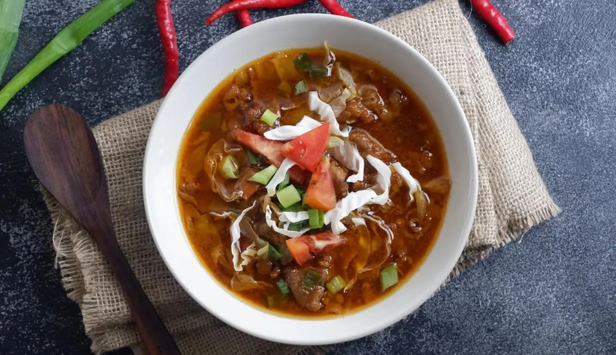 Daging kambing enak dimasak apa saja, termasuk dijadikan semur. Tidak perlu takut prengus jika tahu trik memasaknya yang tepat./Copyright by Ika Yusmadi (Shutterstock)