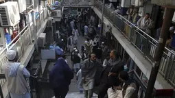 Pedagang penukaran uang Afghanistan menunggu pelanggan di halaman pasar pertukaran mata uang Sarai Shahzada, menyusul pembukaan kembali bank dan pasar setelah Taliban mengambil alih kekuasaan di Kabul, pada Sabtu (4/9/2021). (AP Photo/Wali Sabawoon)