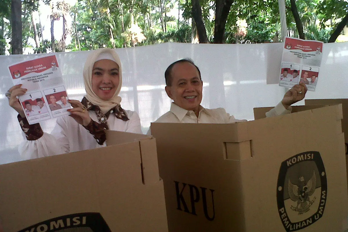 2 Menteri Ini Sempatkan Bersedekah ke Pengemis Sebelum Mencoblos